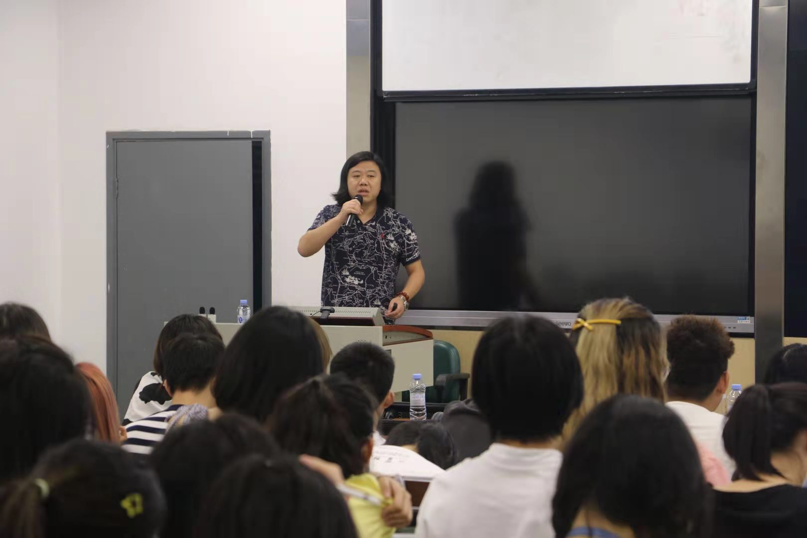 (朱圭铭教授在讲座中)